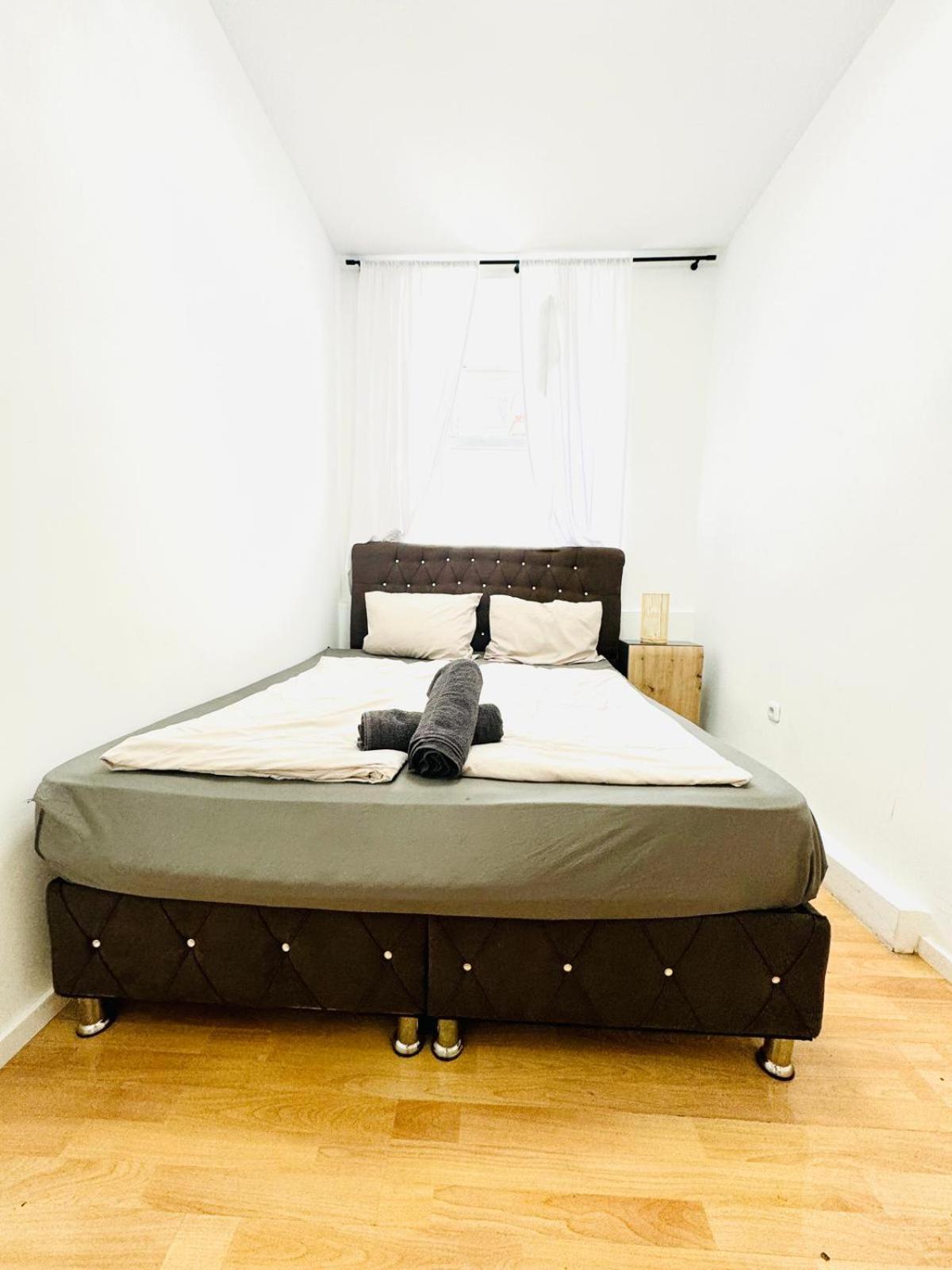 Apartment 10 Bedroom For Groups, 8-min To Rathausplatz Vienna