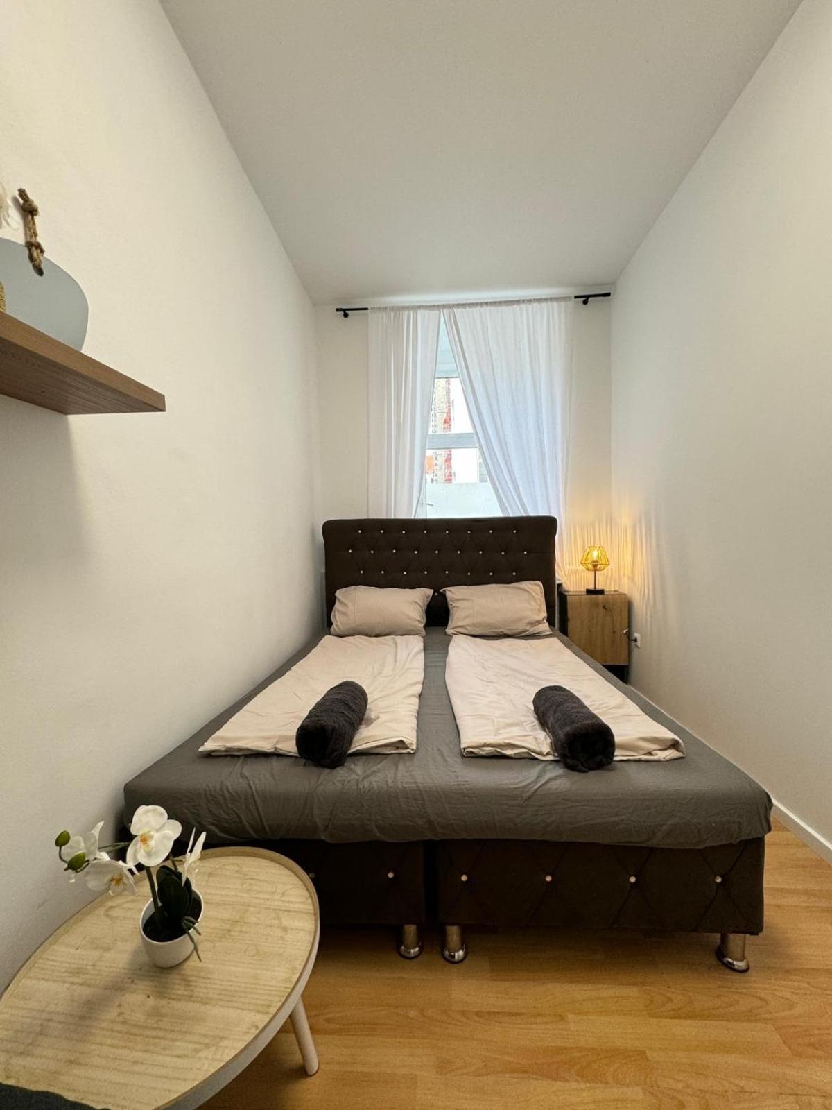 10 Bedroom For Groups, 8-min To Rathausplatz Apartment Wien