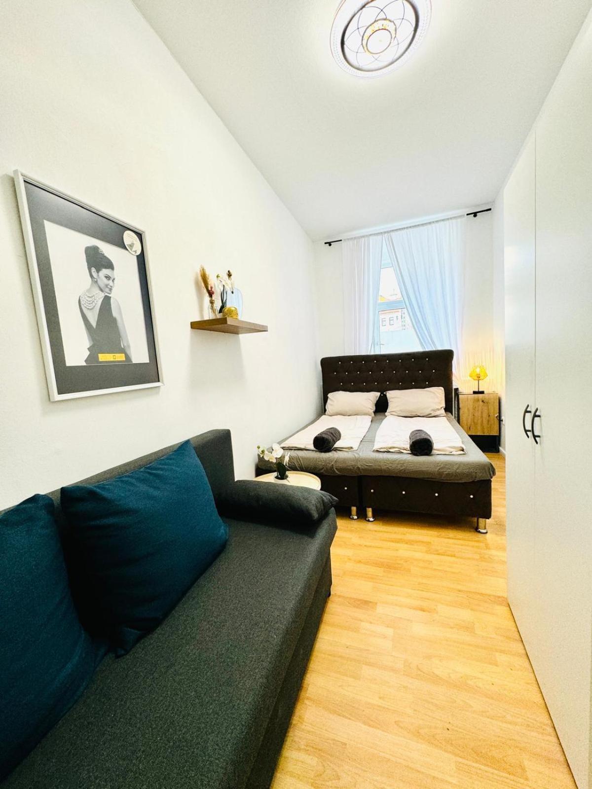 10 Bedroom For Groups, 8-min To Rathausplatz Apartment Wien