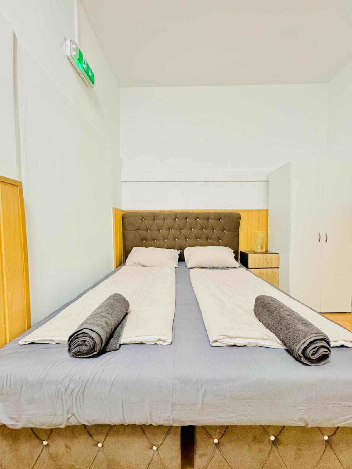 10 Bedroom For Groups, 8-min To Rathausplatz Apartment *