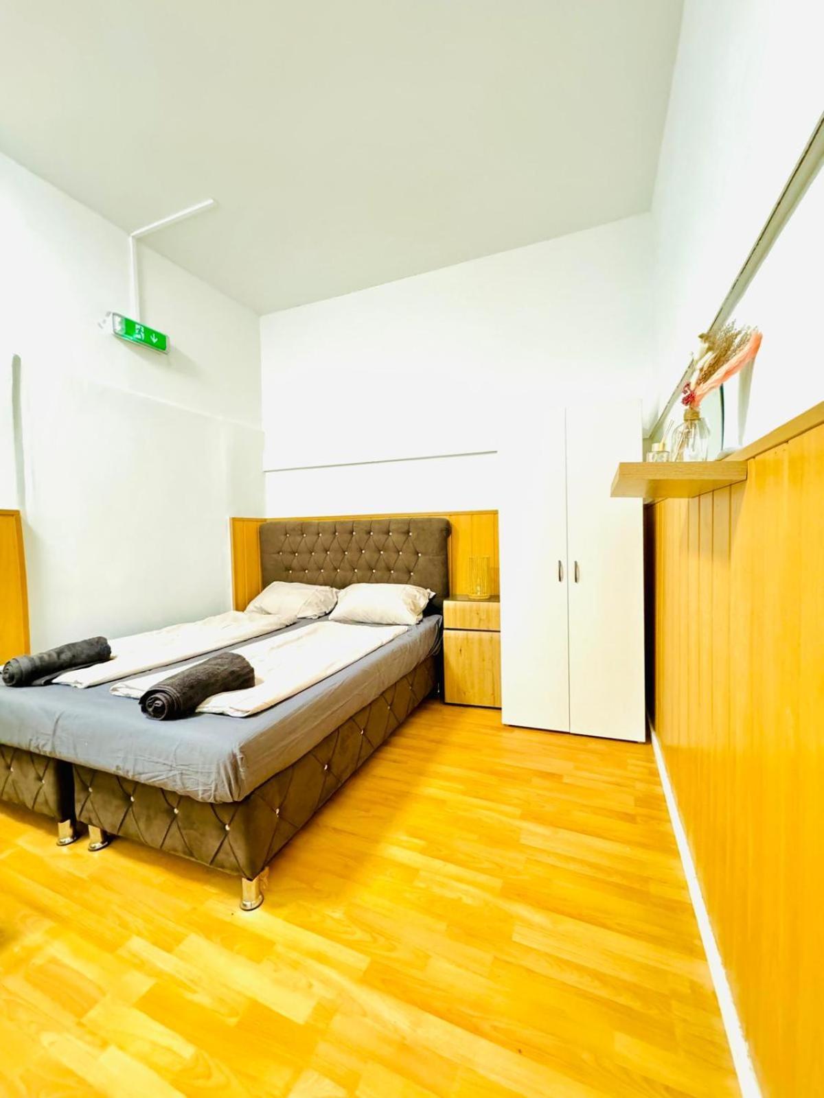 10 Bedroom For Groups, 8-min To Rathausplatz Apartment