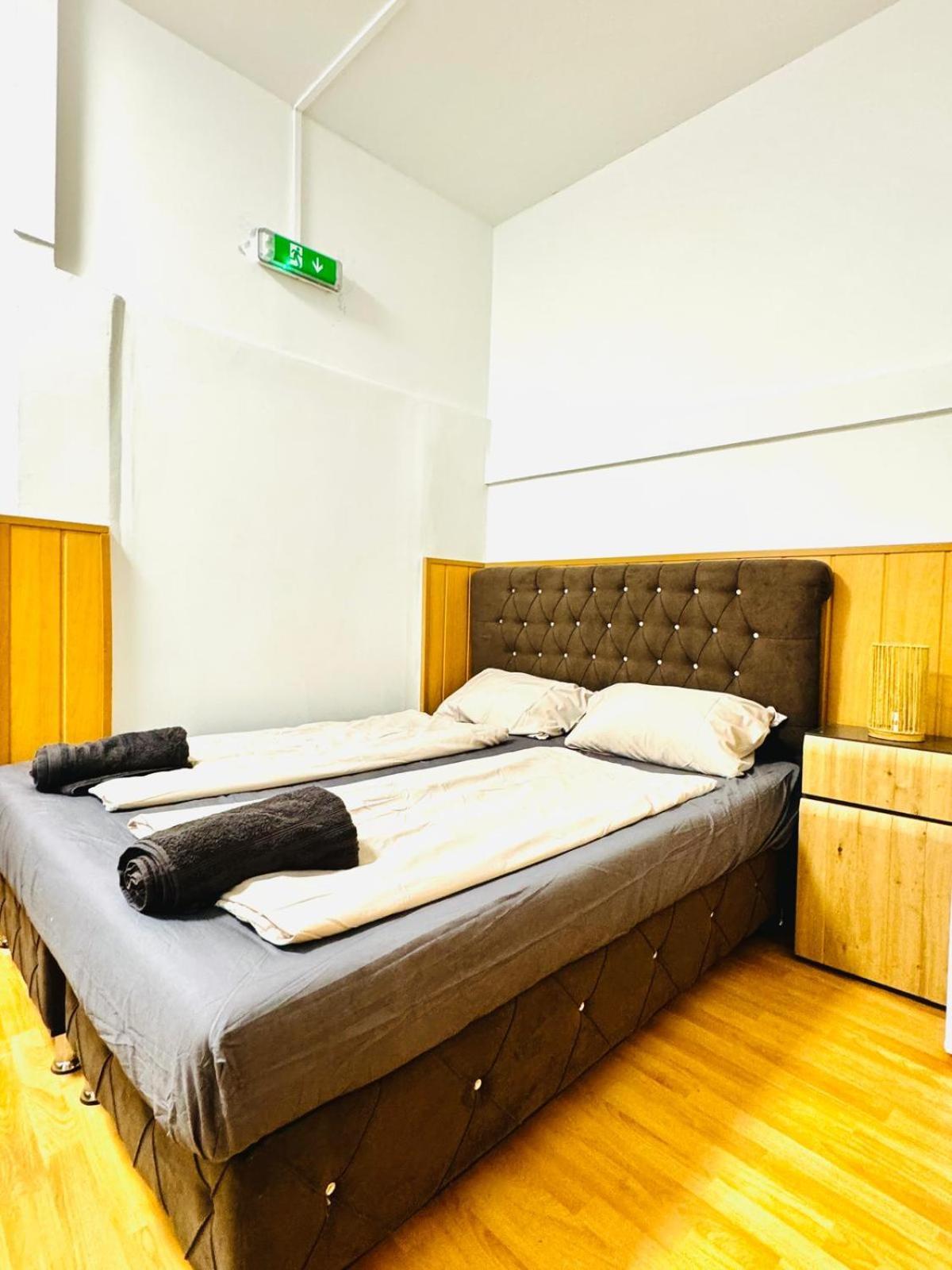 10 Bedroom For Groups, 8-min To Rathausplatz Apartment Wien