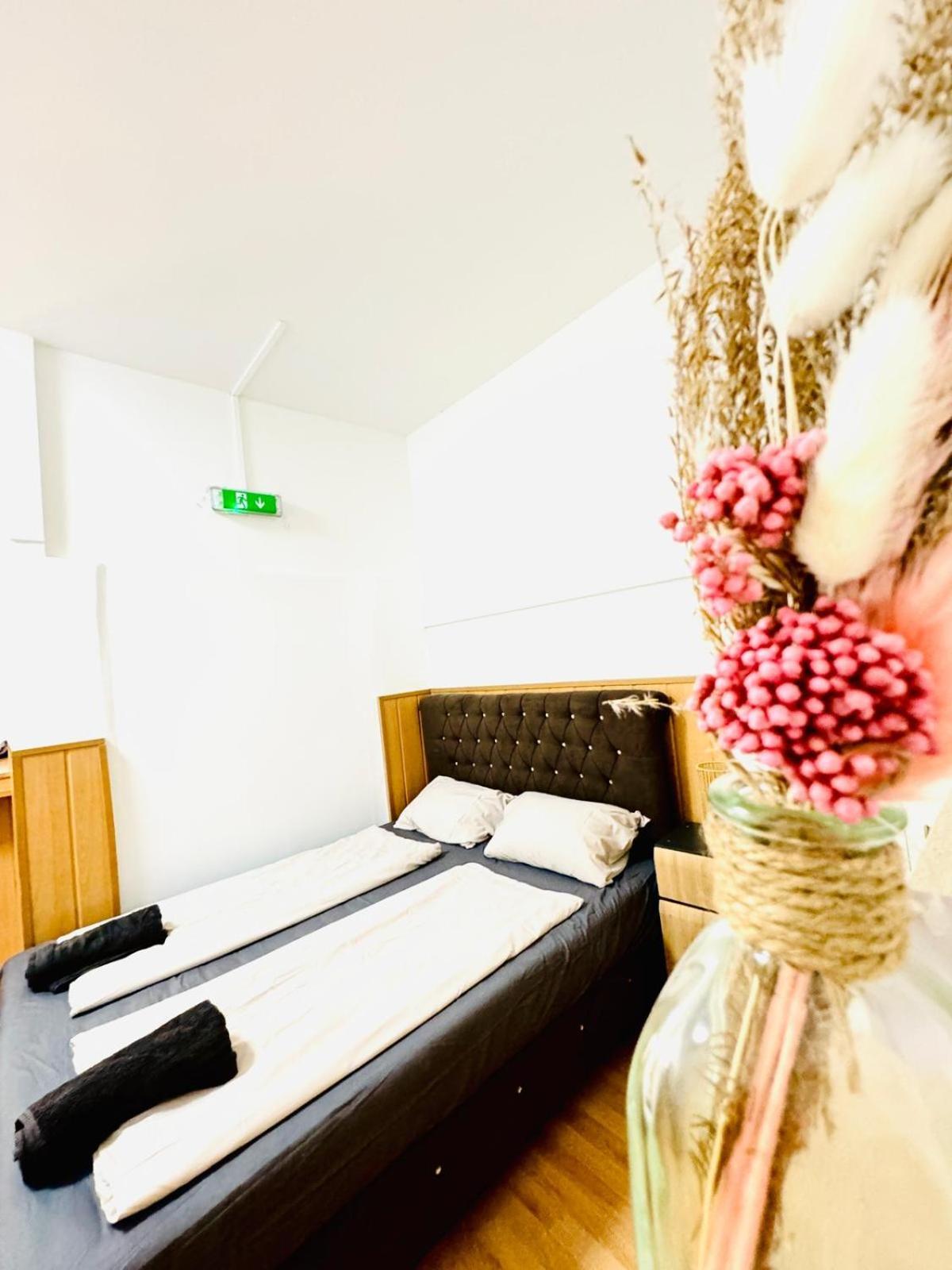 Apartment 10 Bedroom For Groups, 8-min To Rathausplatz