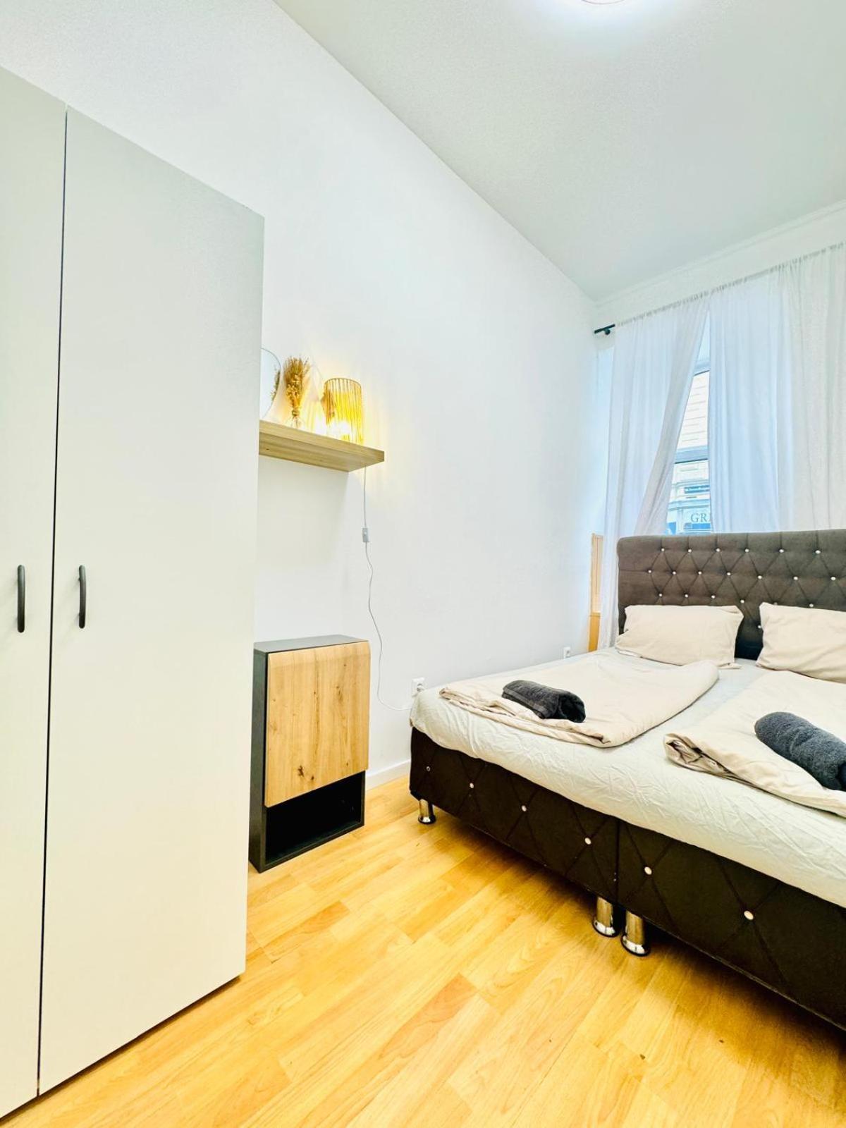 10 Bedroom For Groups, 8-min To Rathausplatz Apartment Wien