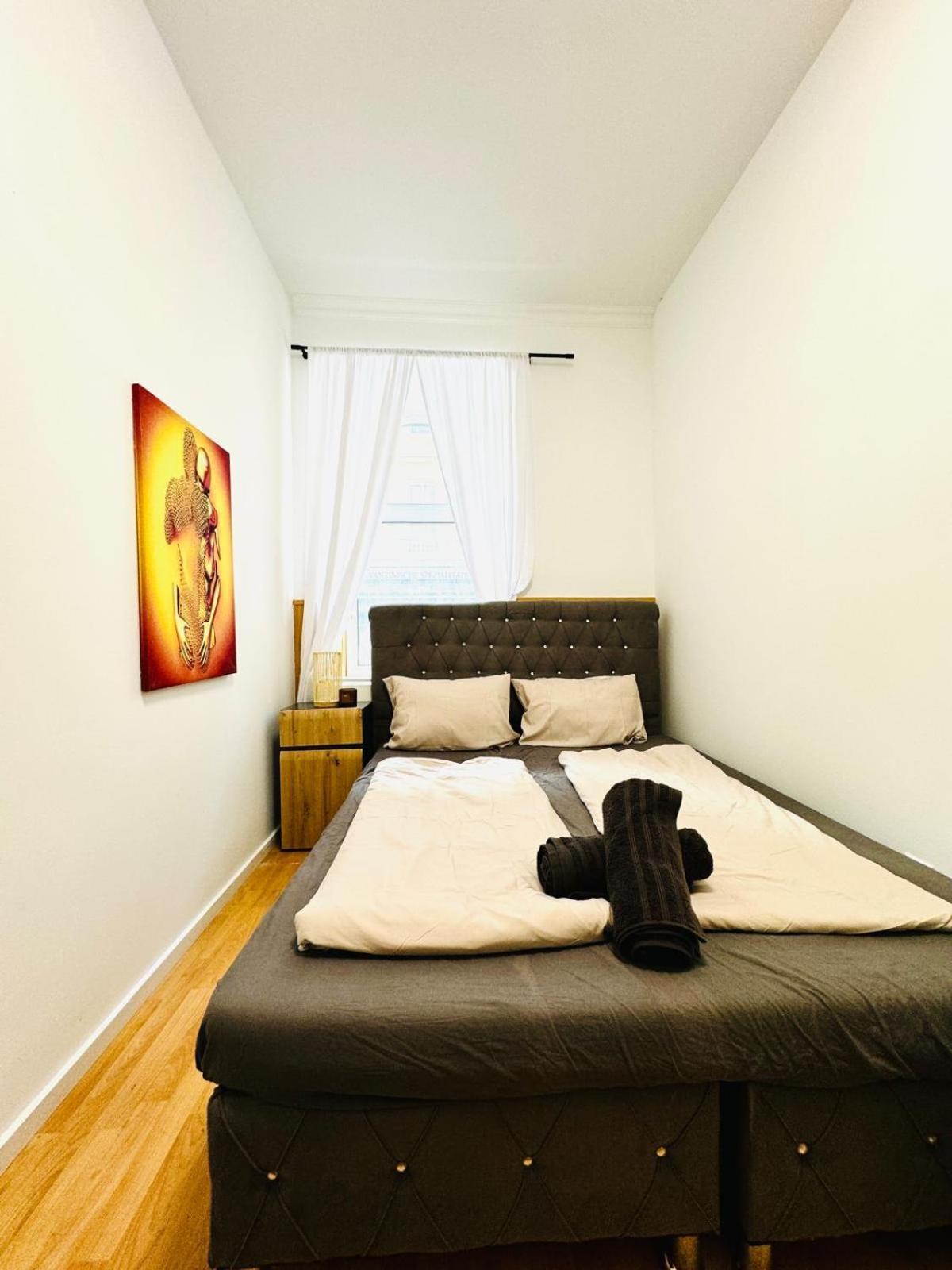 Apartment 10 Bedroom For Groups, 8-min To Rathausplatz *
