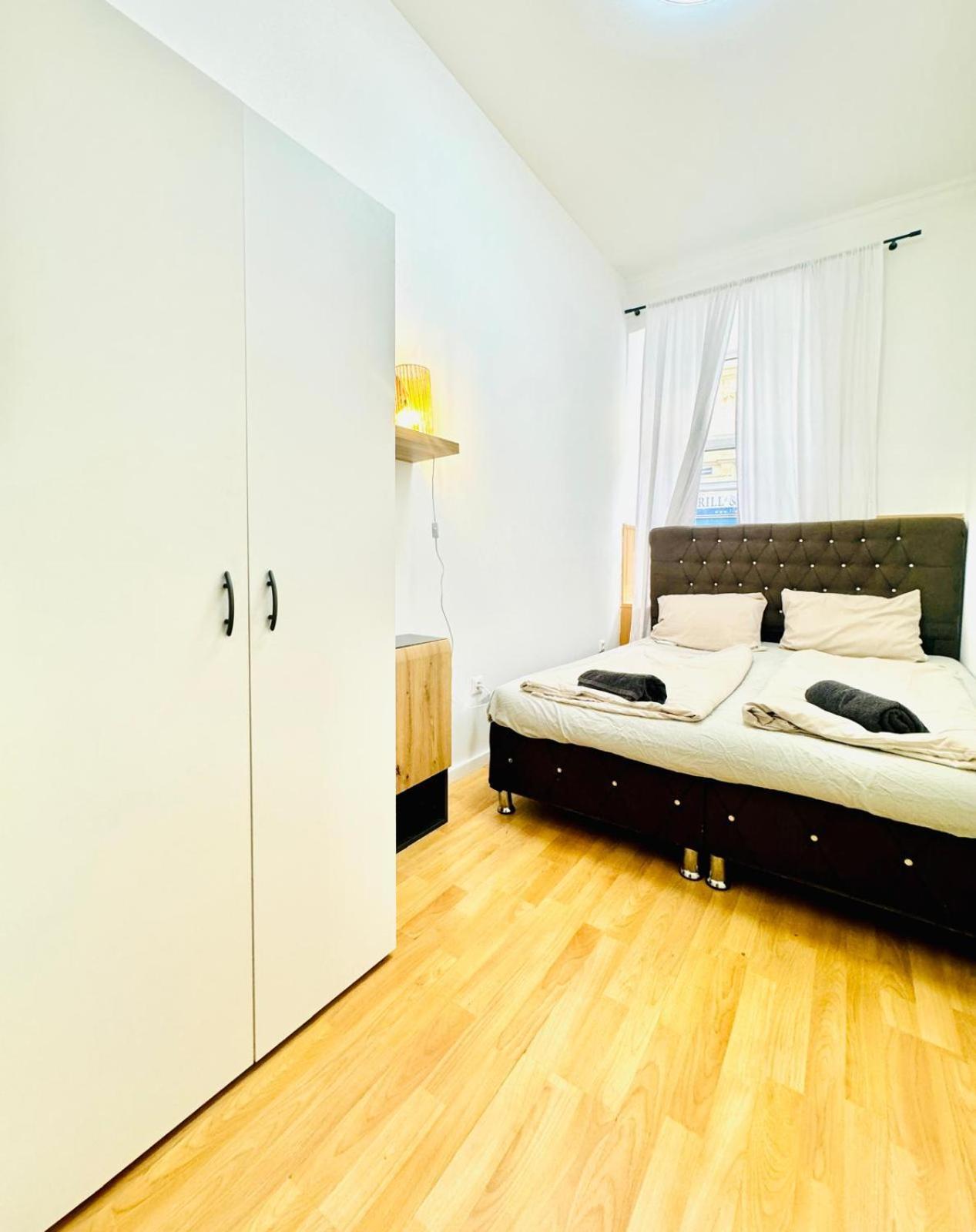 10 Bedroom For Groups, 8-min To Rathausplatz Apartment *