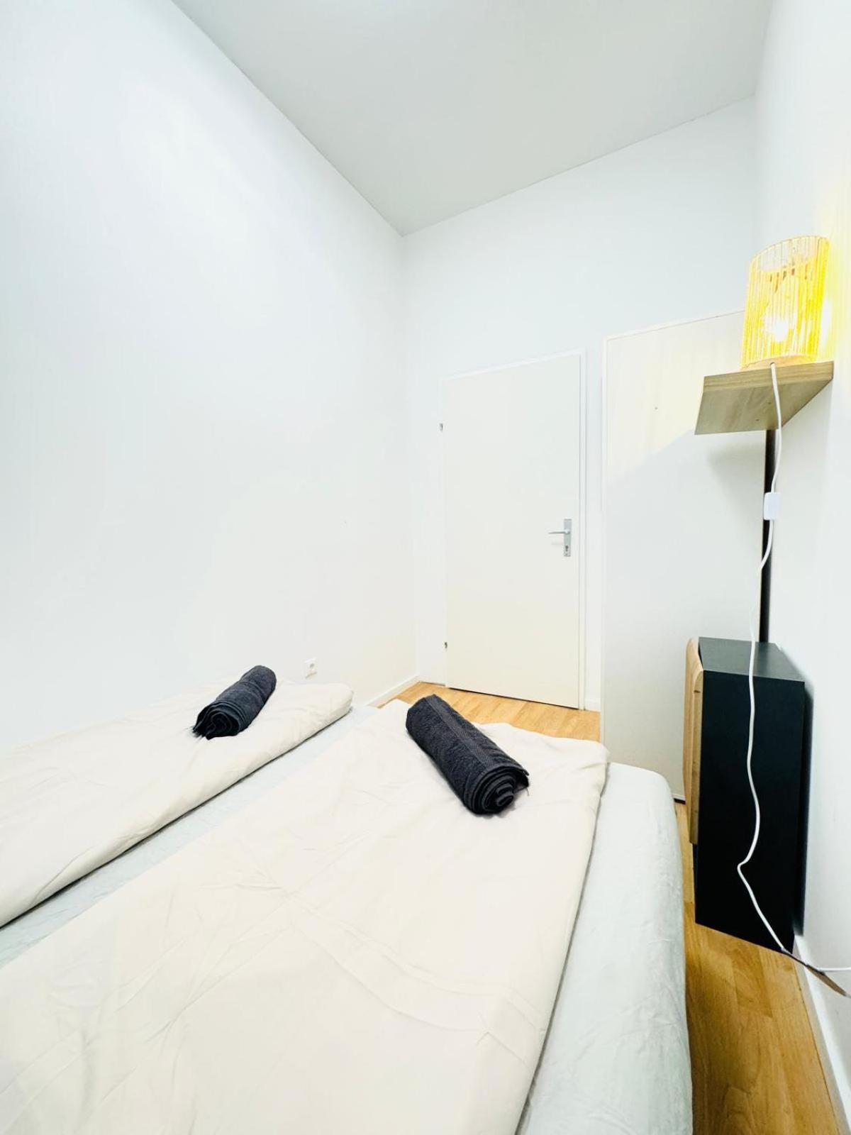 10 Bedroom For Groups, 8-min To Rathausplatz Apartment Wien