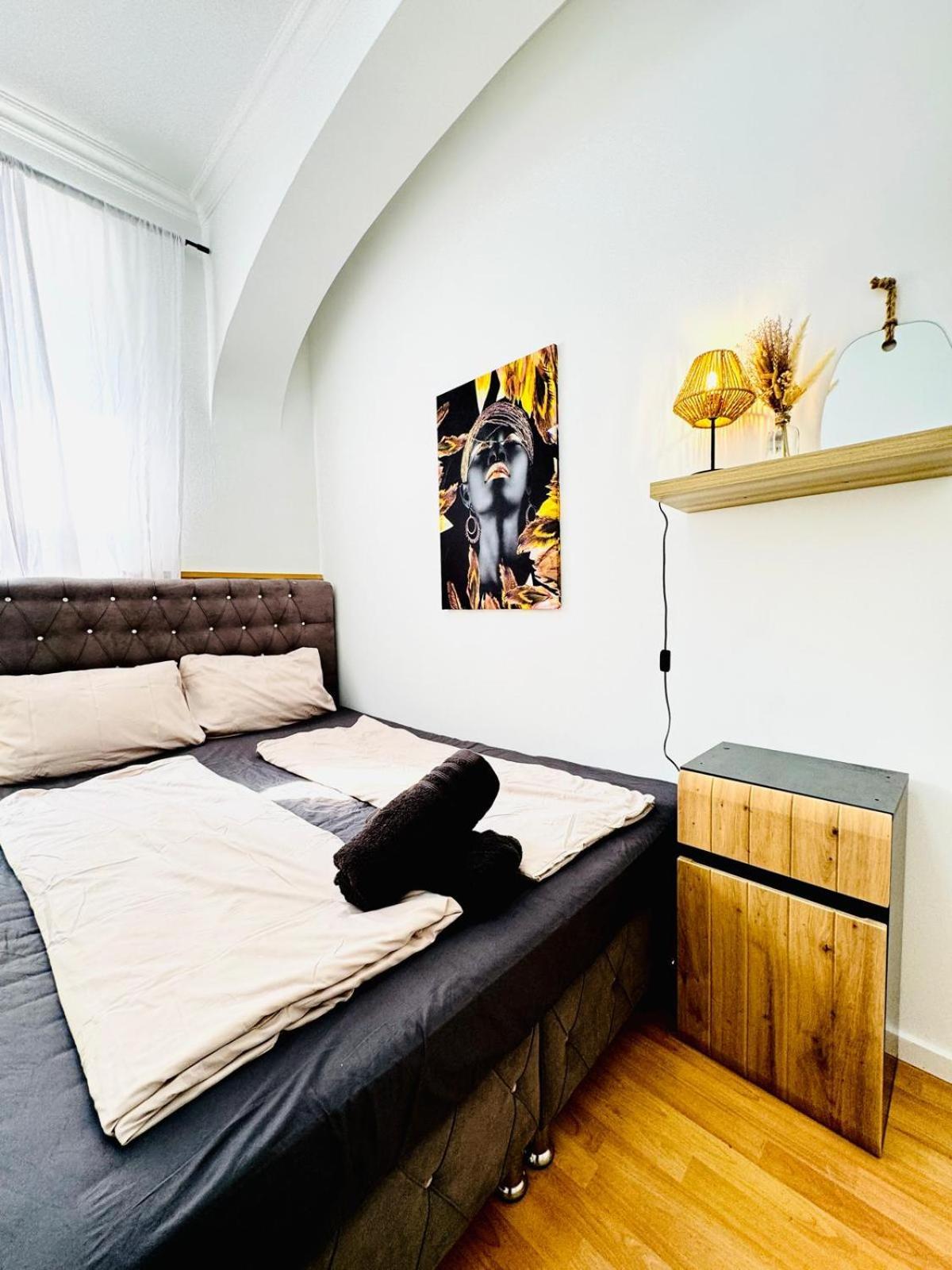 10 Bedroom For Groups, 8-min To Rathausplatz Apartment