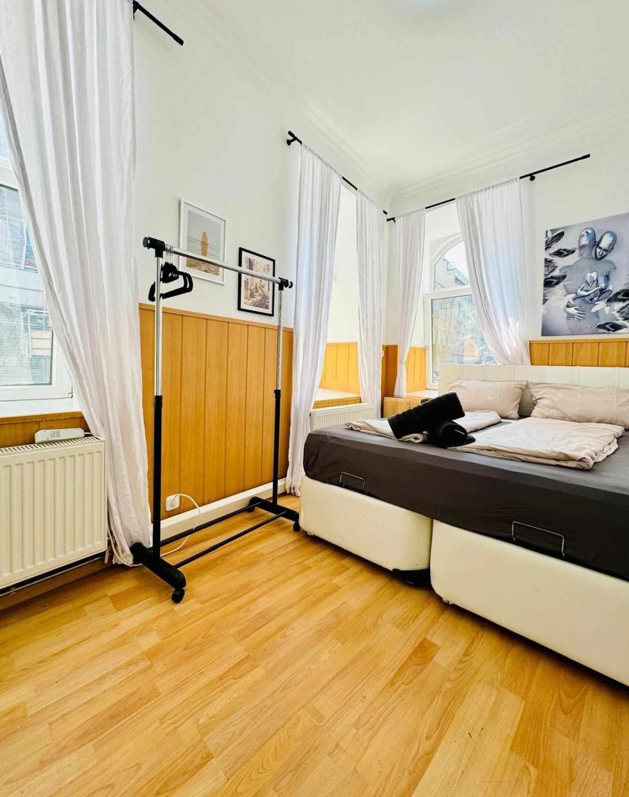 10 Bedroom For Groups, 8-min To Rathausplatz Apartment Wien