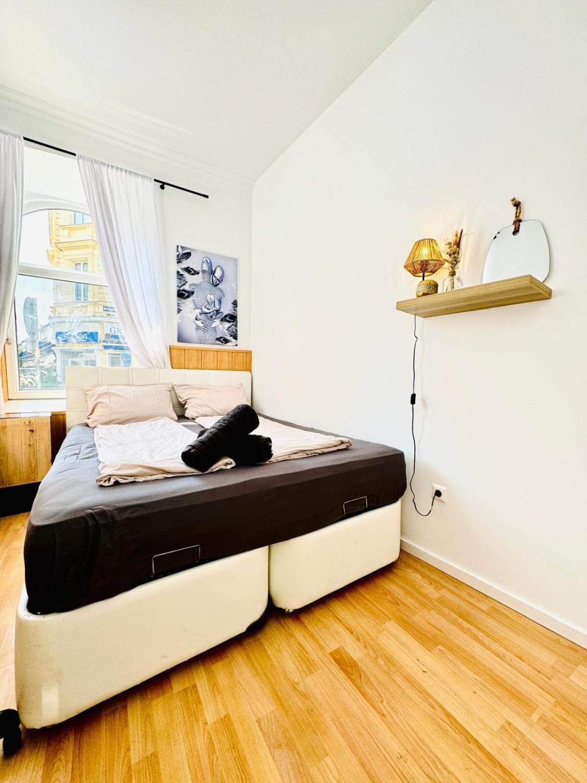 Apartment 10 Bedroom For Groups, 8-min To Rathausplatz *