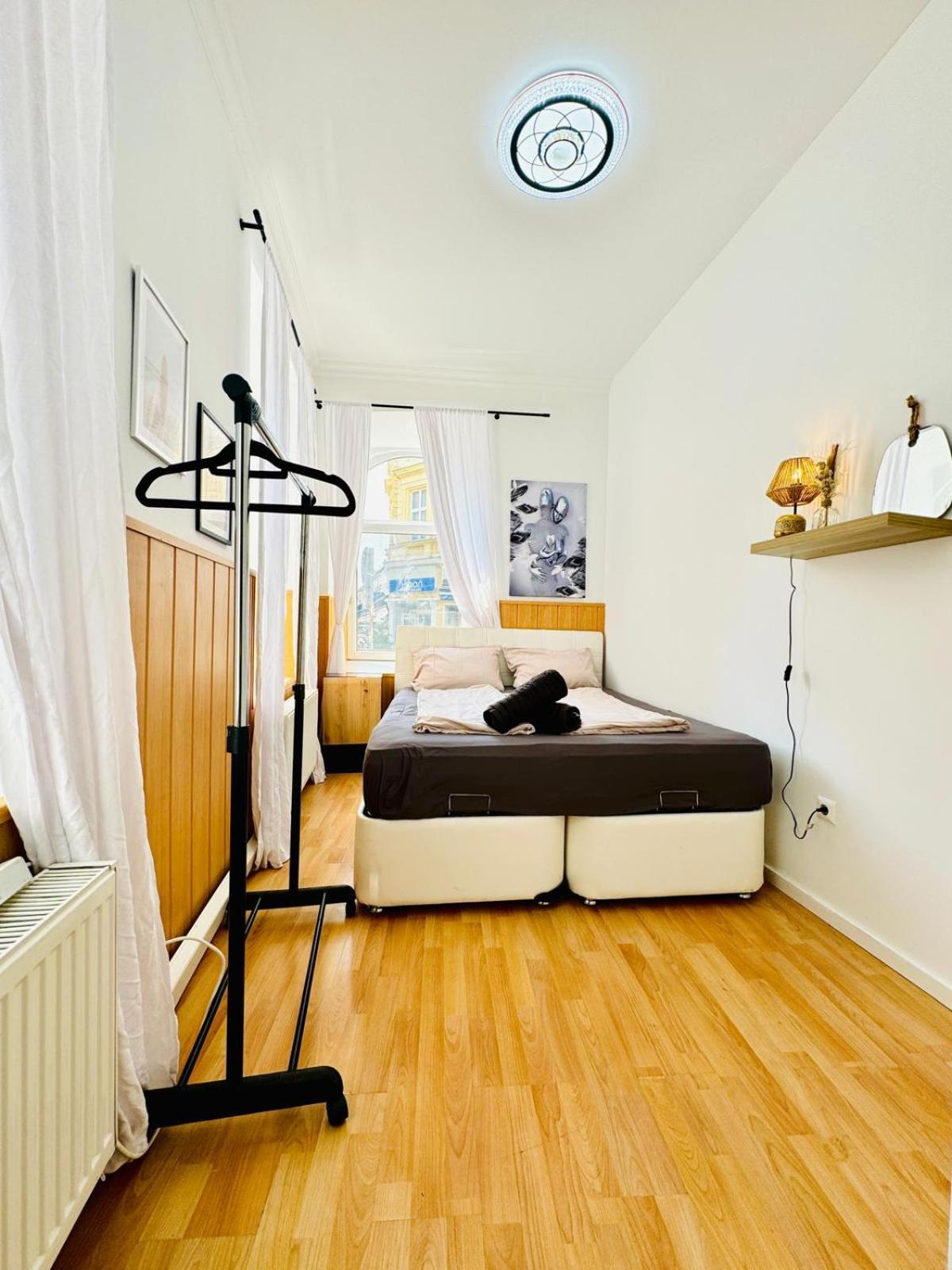 Apartment 10 Bedroom For Groups, 8-min To Rathausplatz Wien