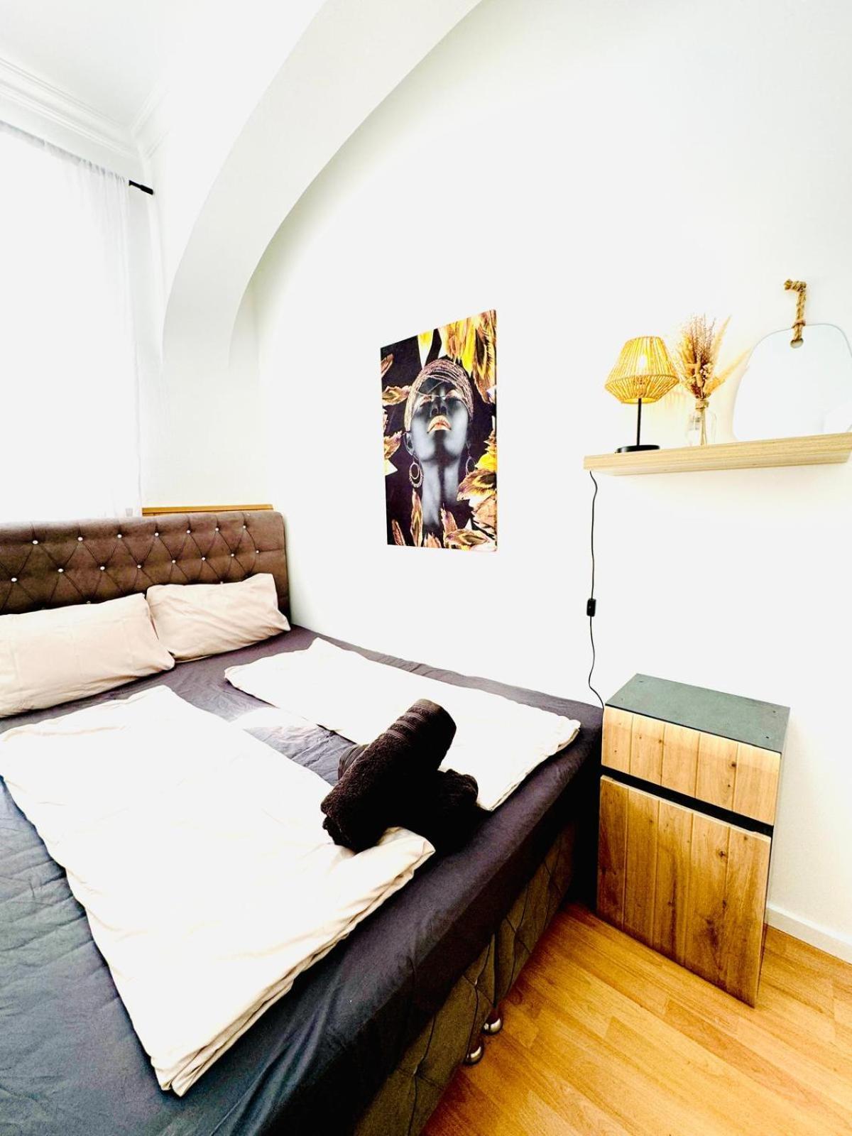 10 Bedroom For Groups, 8-min To Rathausplatz Apartment *