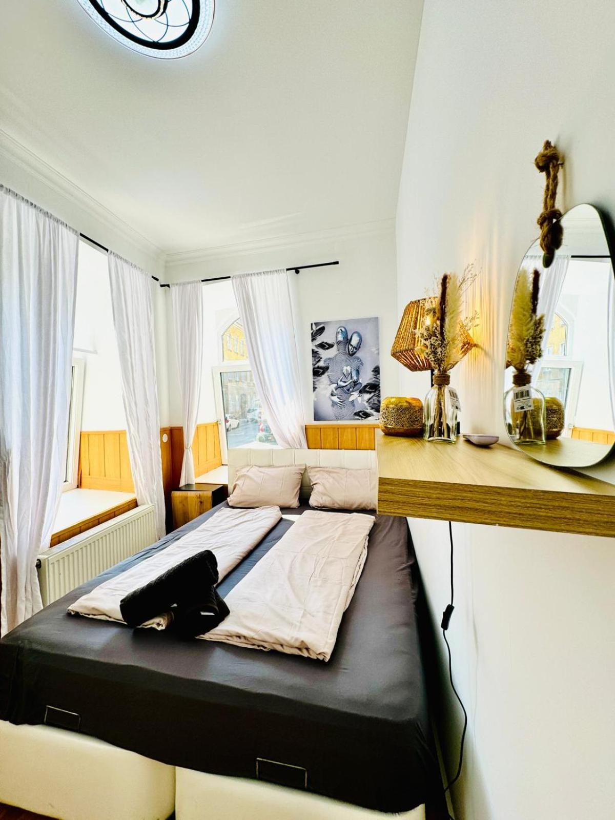 Apartment 10 Bedroom For Groups, 8-min To Rathausplatz *