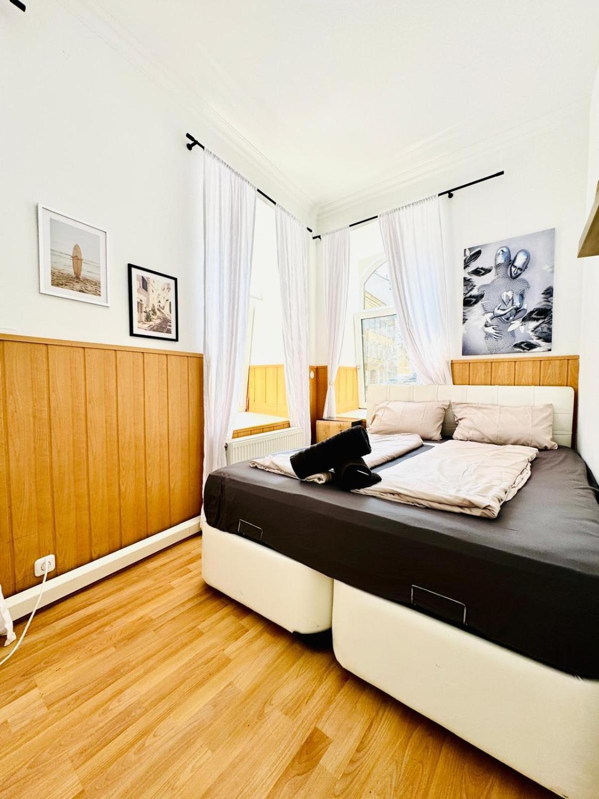 Apartment 10 Bedroom For Groups, 8-min To Rathausplatz *
