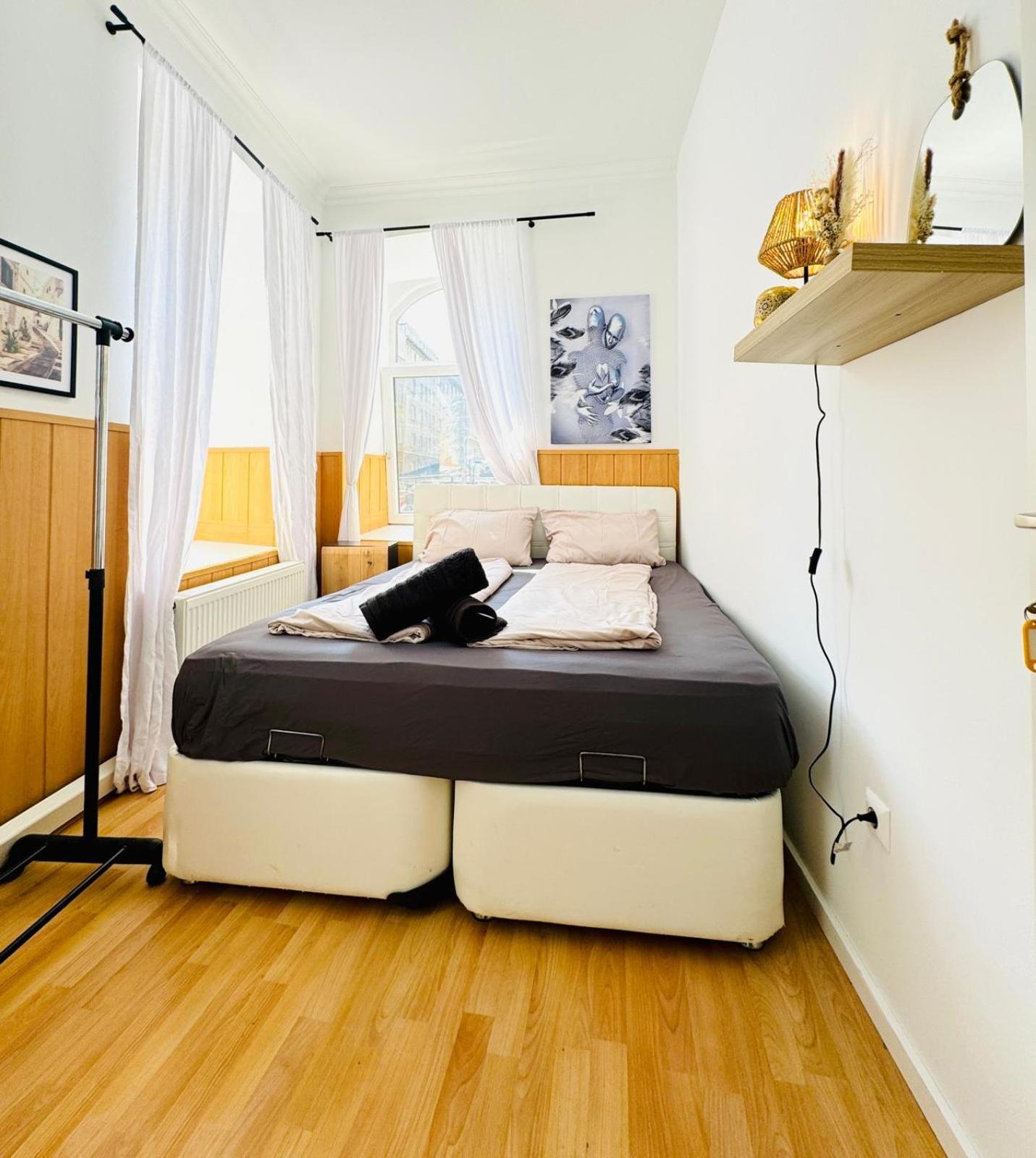 10 Bedroom For Groups, 8-min To Rathausplatz Apartment Wien